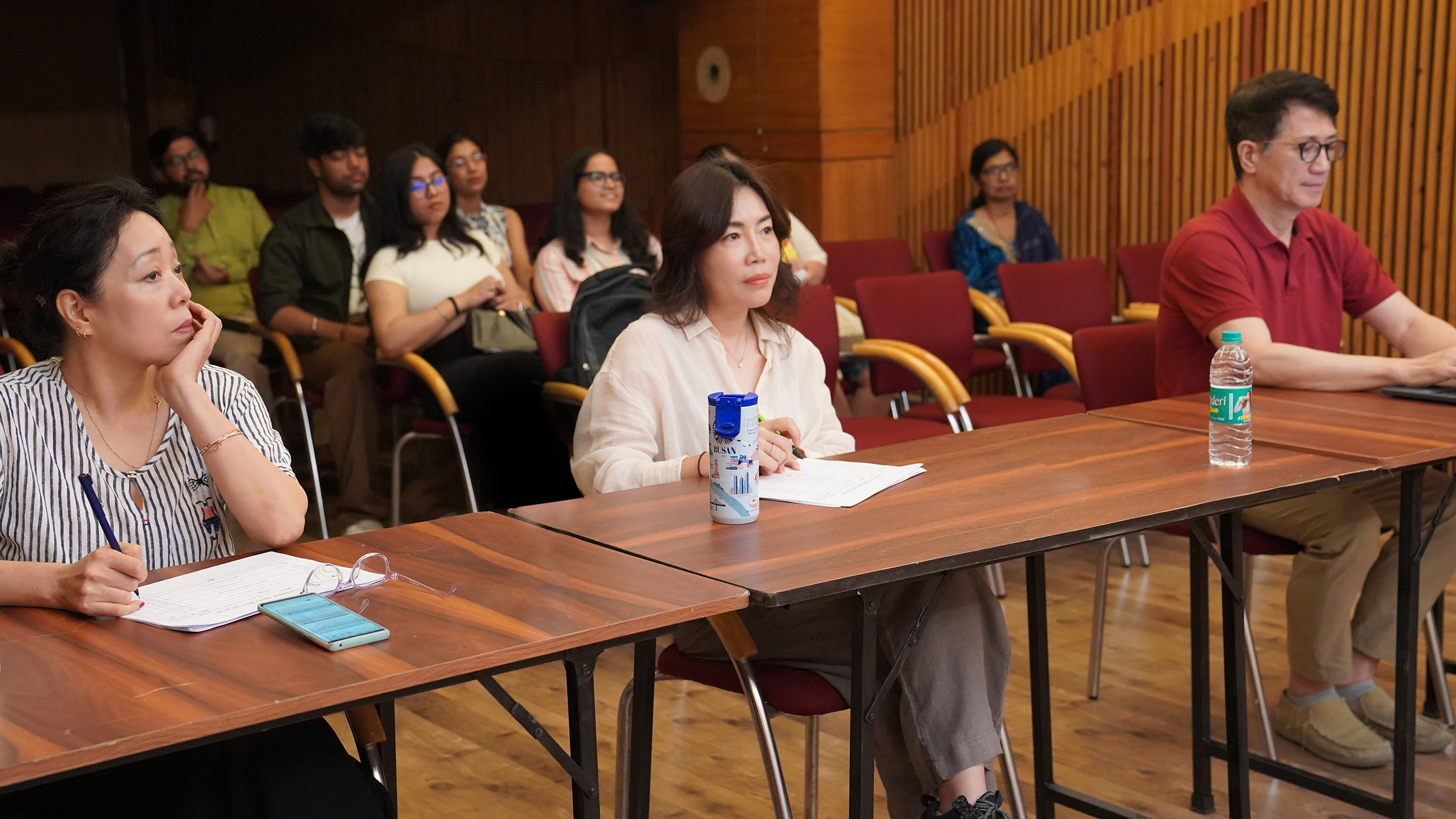 한국어 원어민 교사의 심사 사진