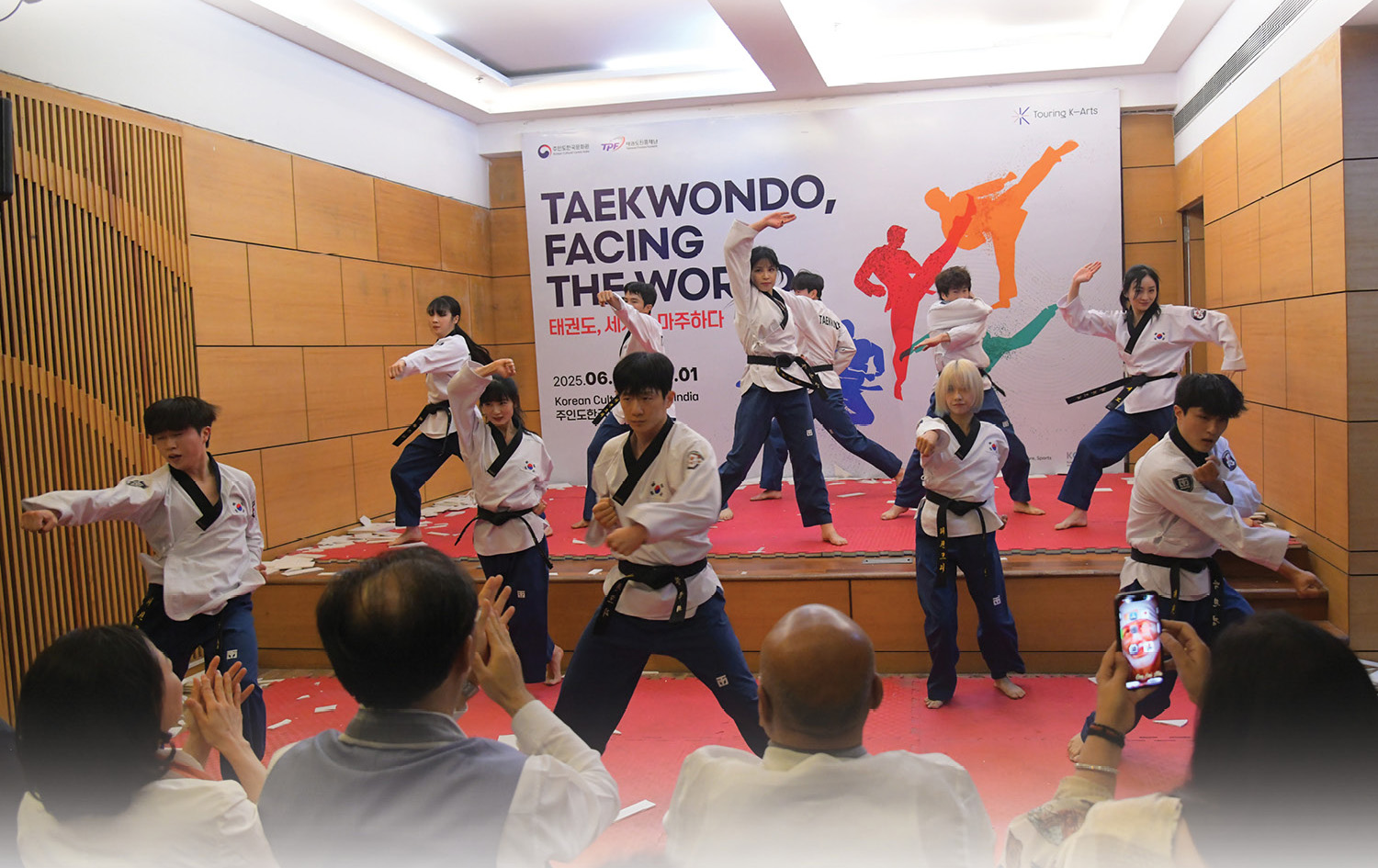 한국 전문 태권도 공연팀 태권크리의 공연