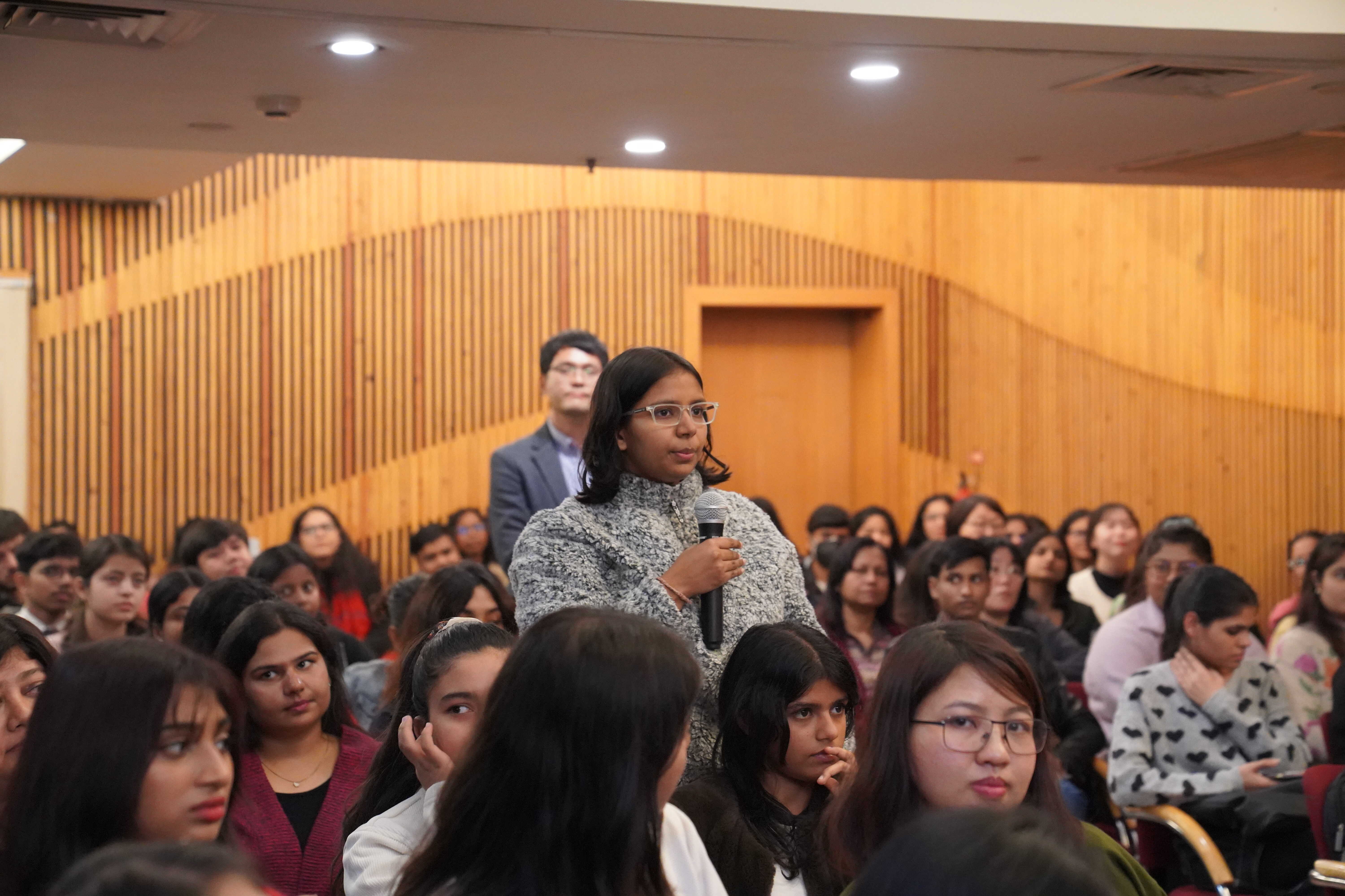 Q&A session에서 질문하는 참가자들