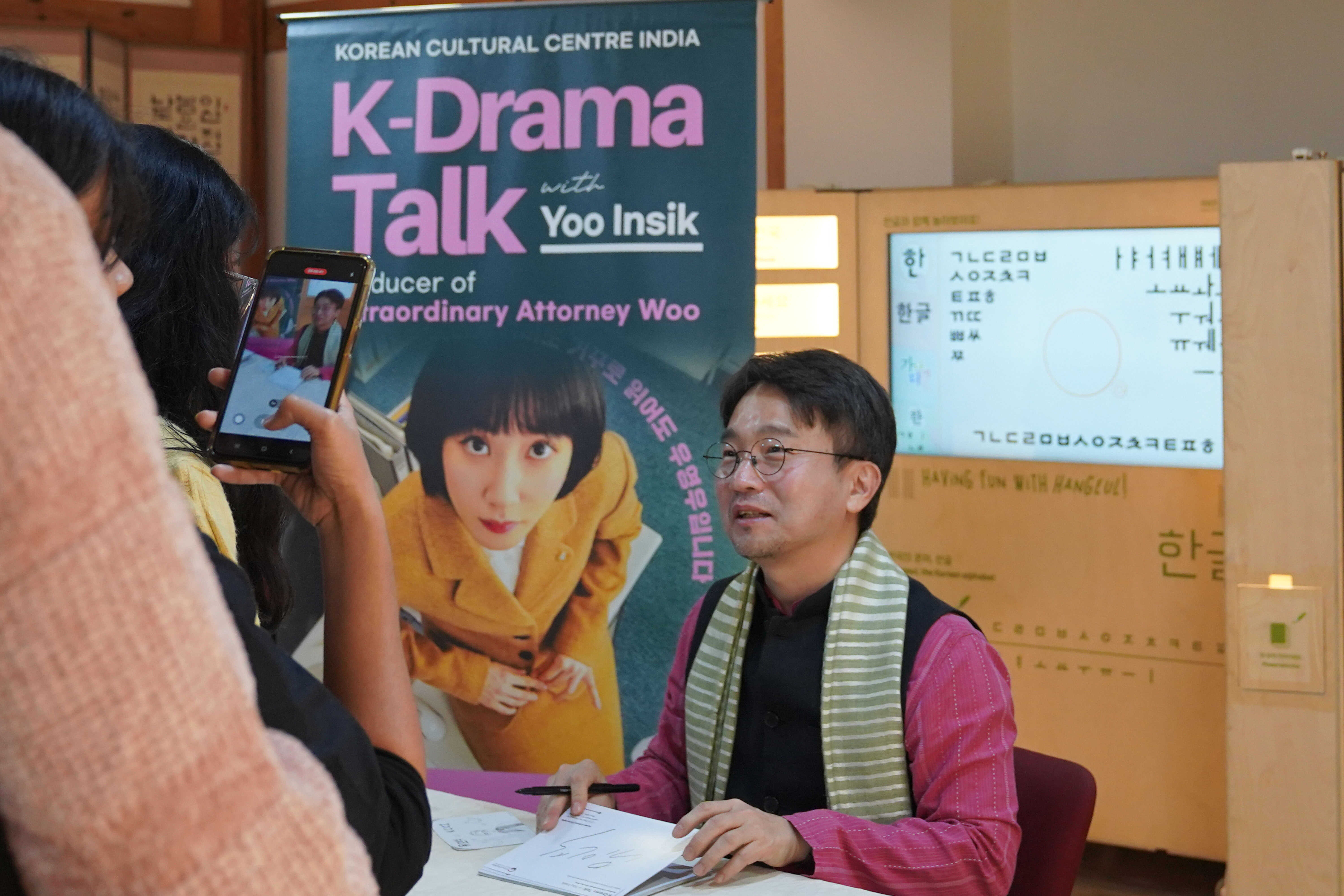 팬들과의 미팅 및 사인회로 붐비는 행사장