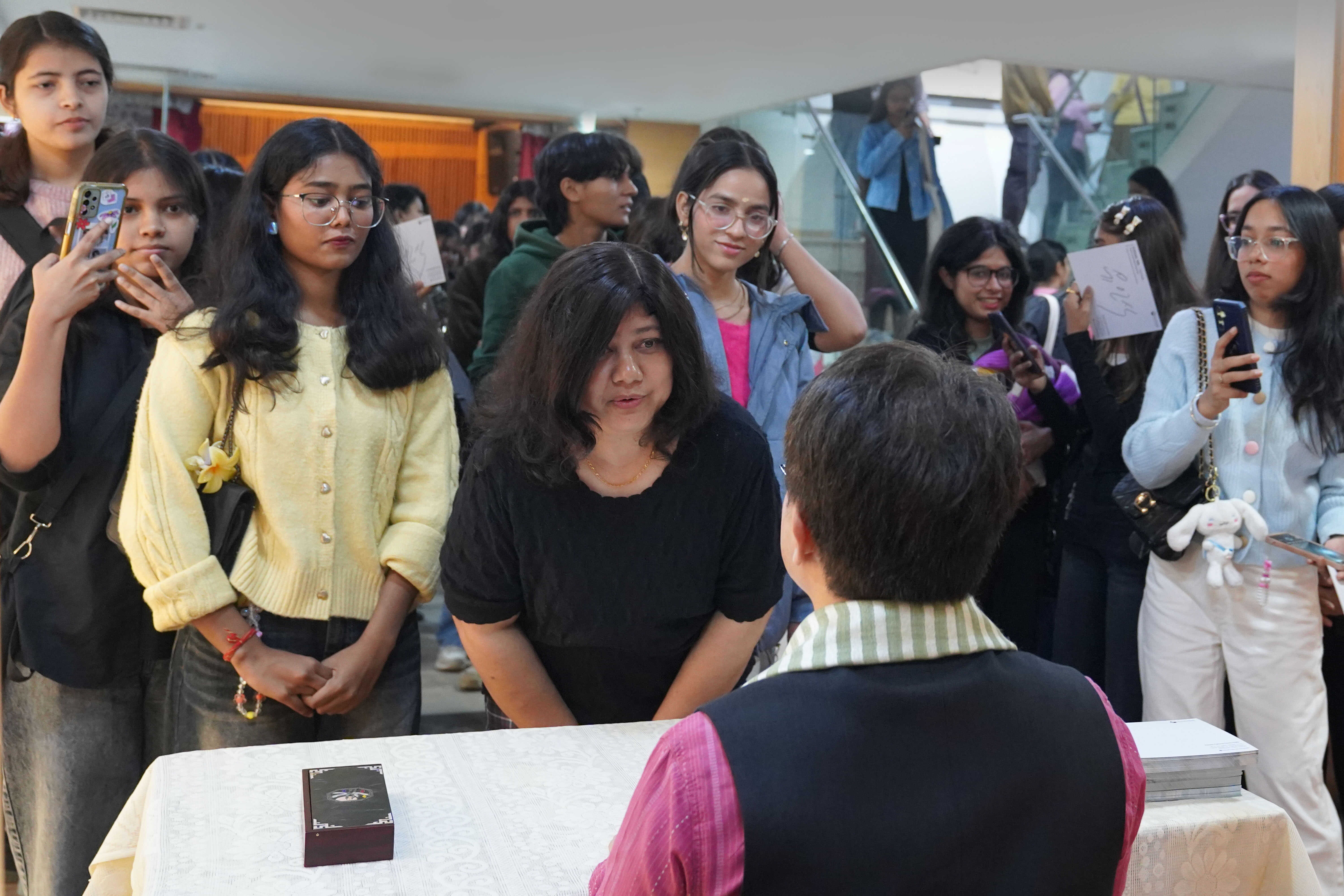 팬들과의 미팅 및 사인회로 붐비는 행사장