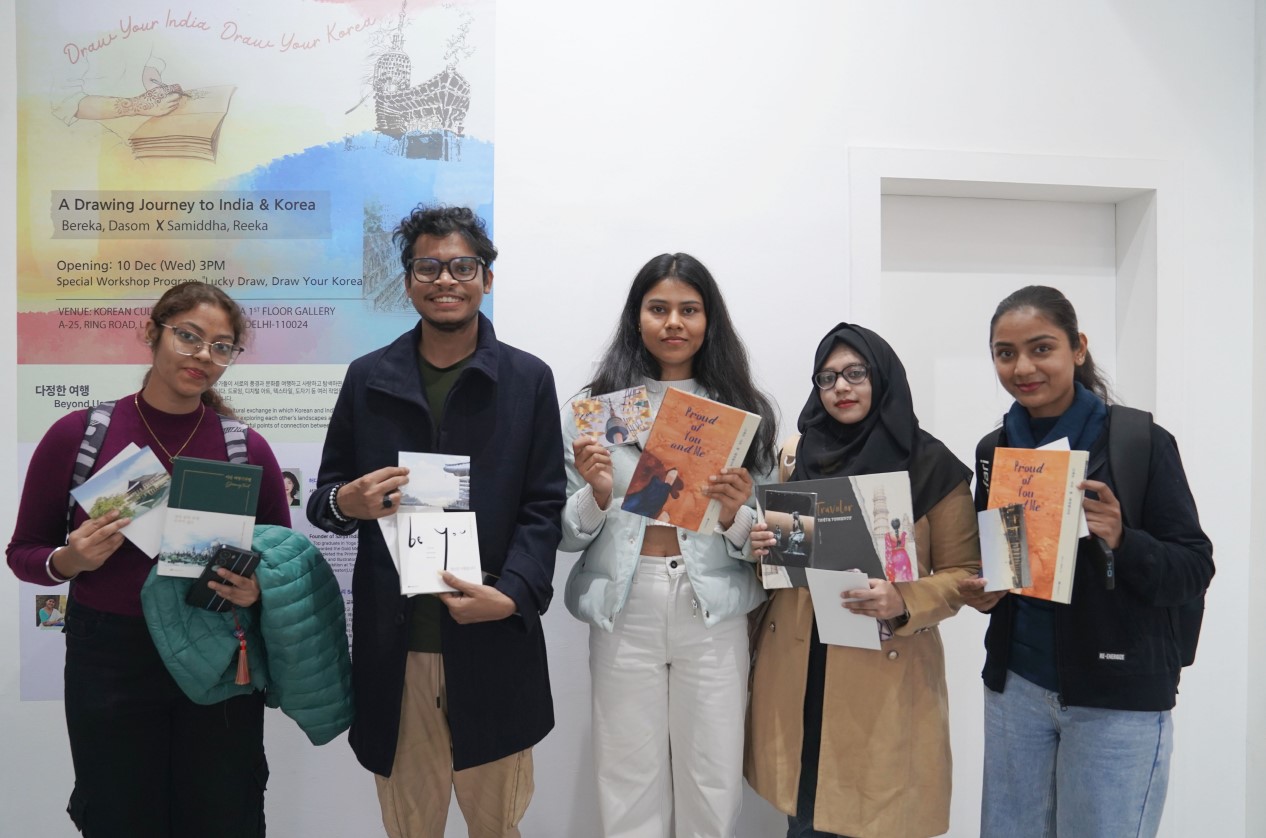 럭키드로우 당첨되어 선물을 받고 사진을 찍는 관객들