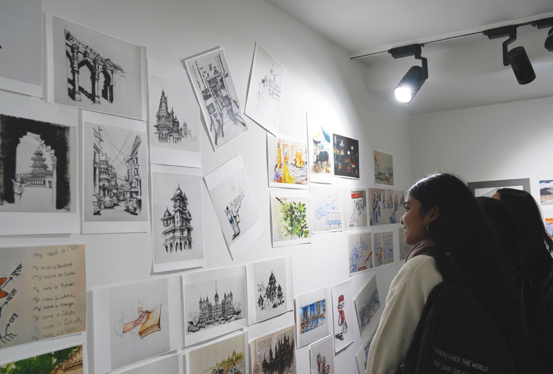 여행스케치 작품을 적극적으로 감상하는 관객들