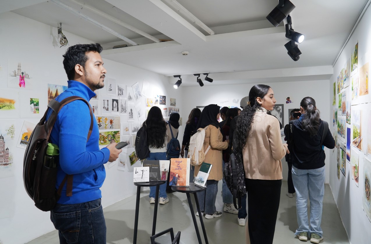 여행스케치 작품을 적극적으로 감상하는 관객들