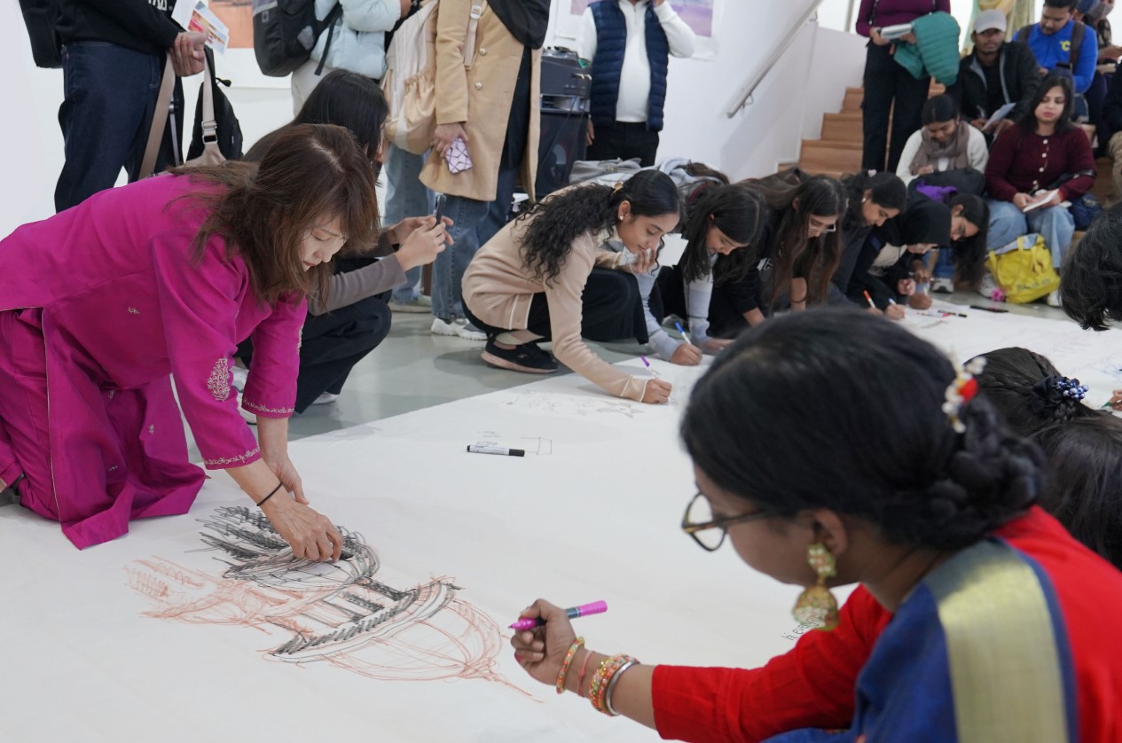 라이브 그룹 드로잉을 즐기는 참가자들