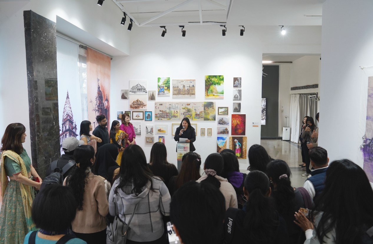 개막식 시작을 알리는 사회자의 안내