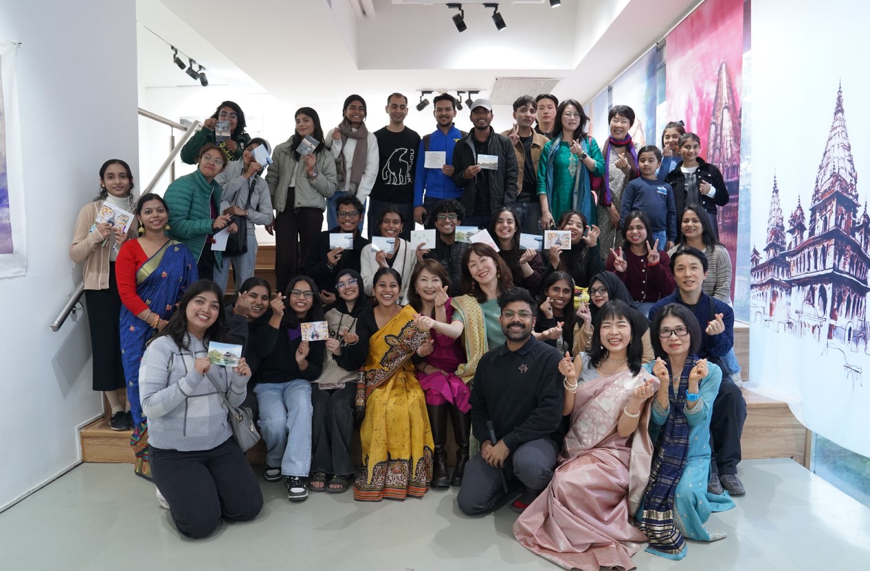 그룹사진을 찍는 관객들과 아티스트들