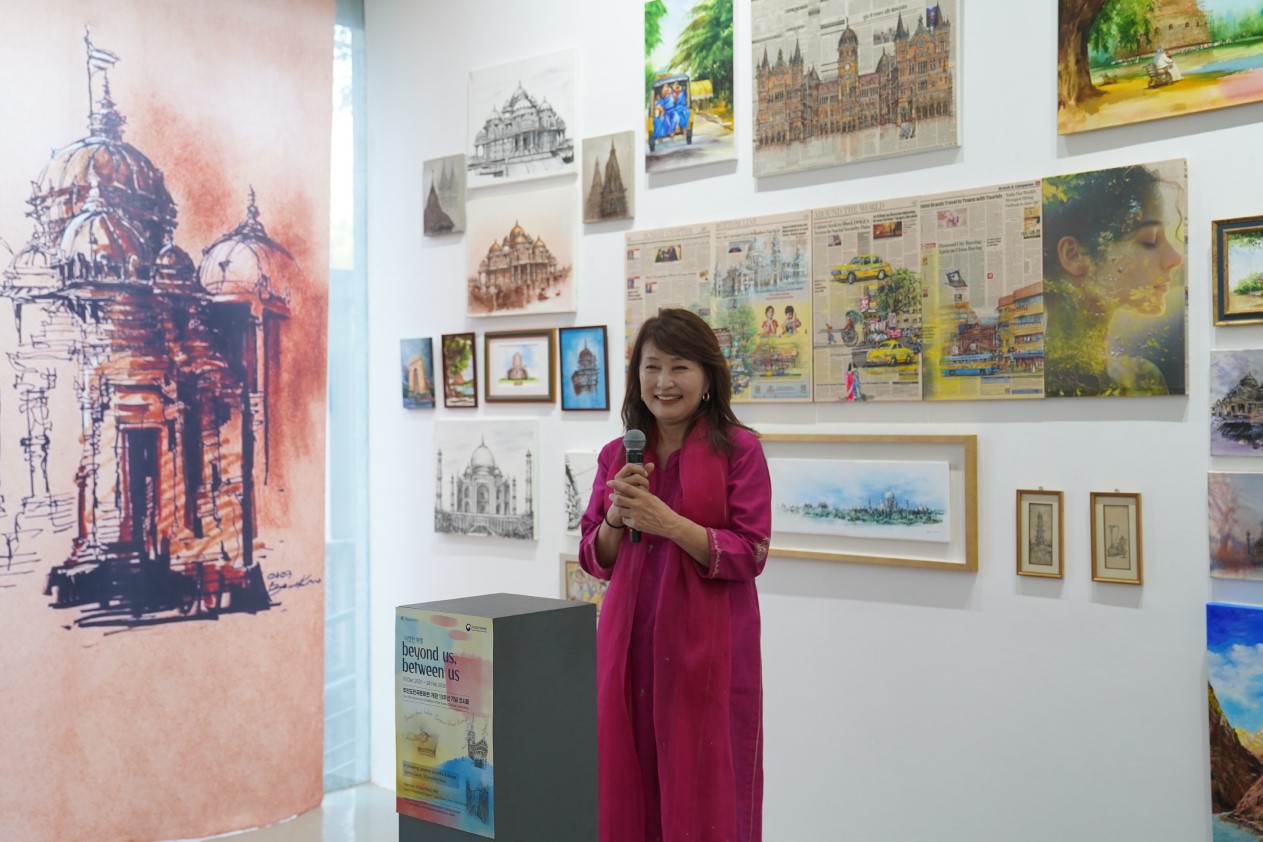 손상신 작가, 그녀의 작품 앞에서 관객과 인사