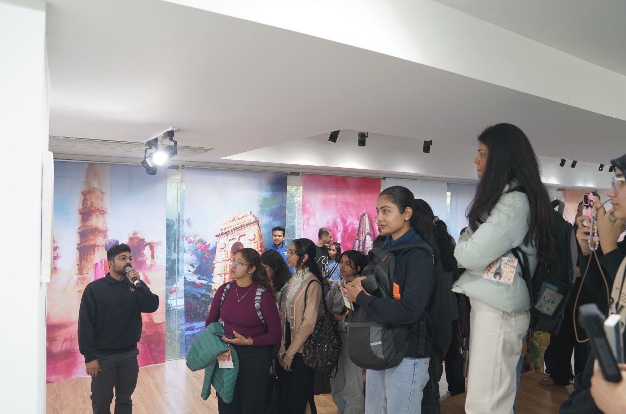 인도작가의 작품 설명과 진지하게 듣는 관객들