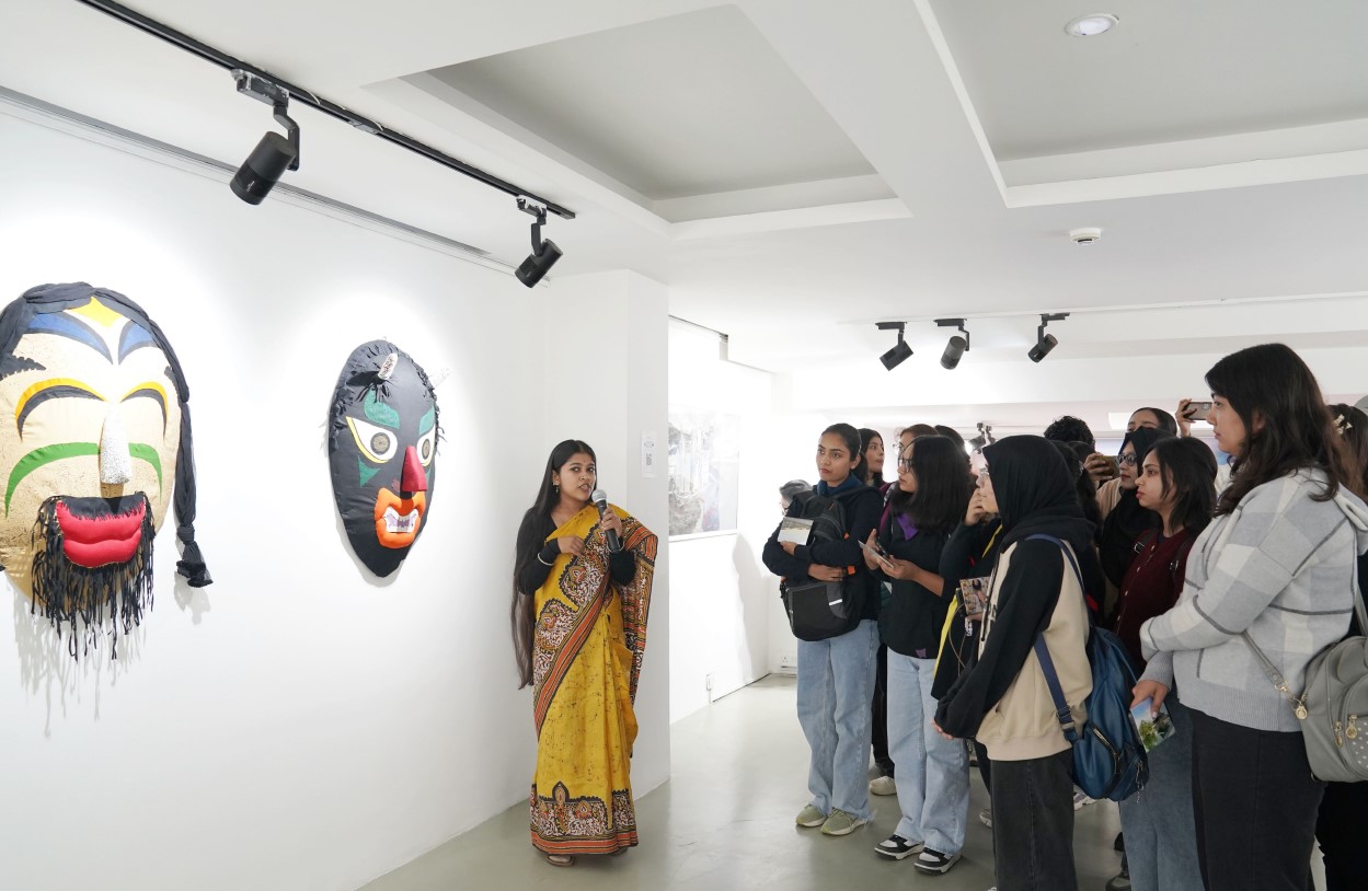 인도작가의 작품 설명과 진지하게 듣는 관객들