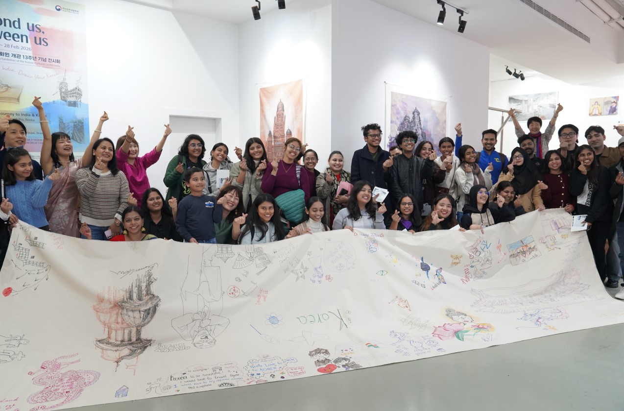 그룹 드로잉 이후, 그룹사진을 찍는 관객들과 아티스트들