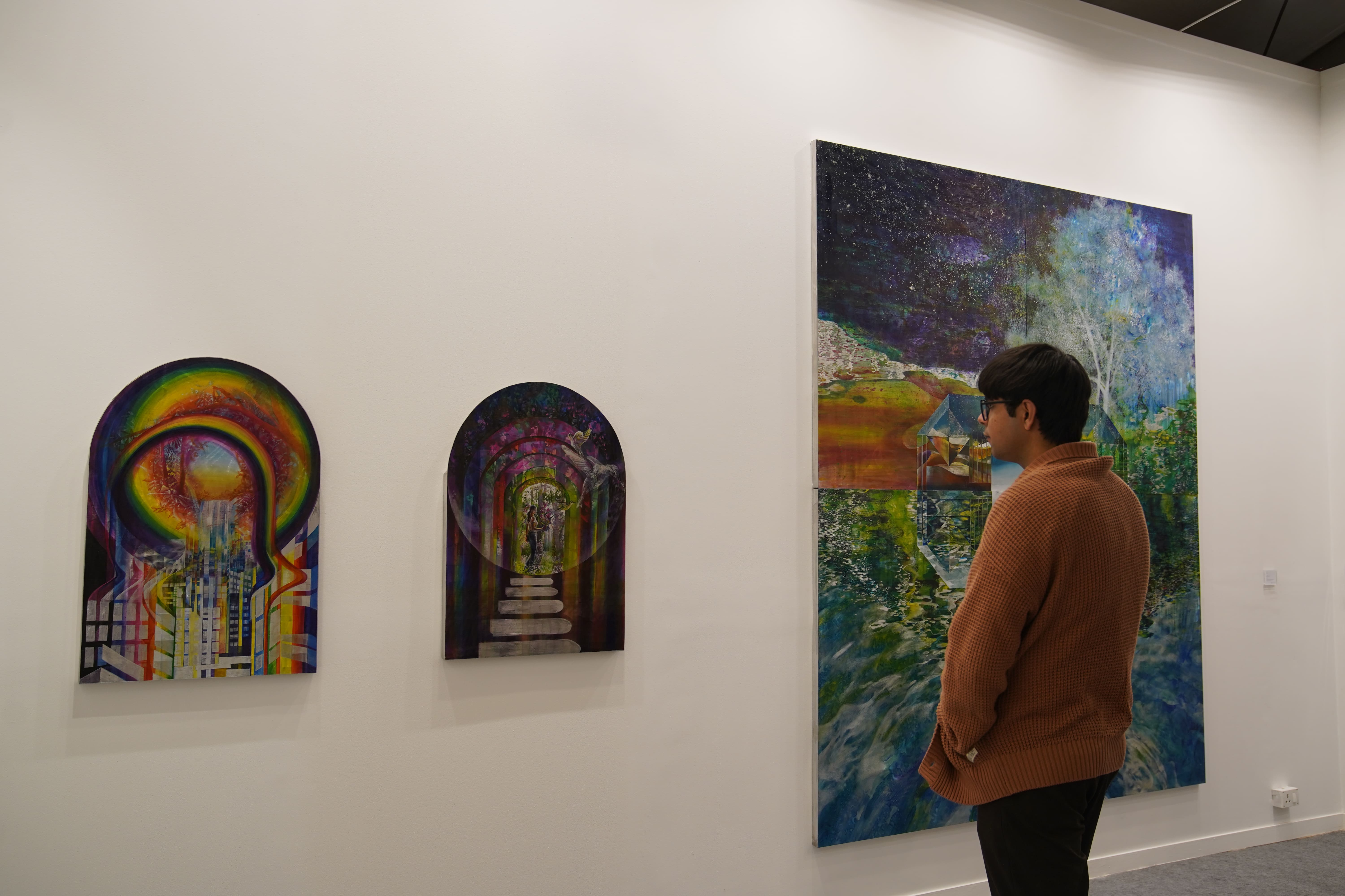 김진언 작가의 작품을 관람하는 관객