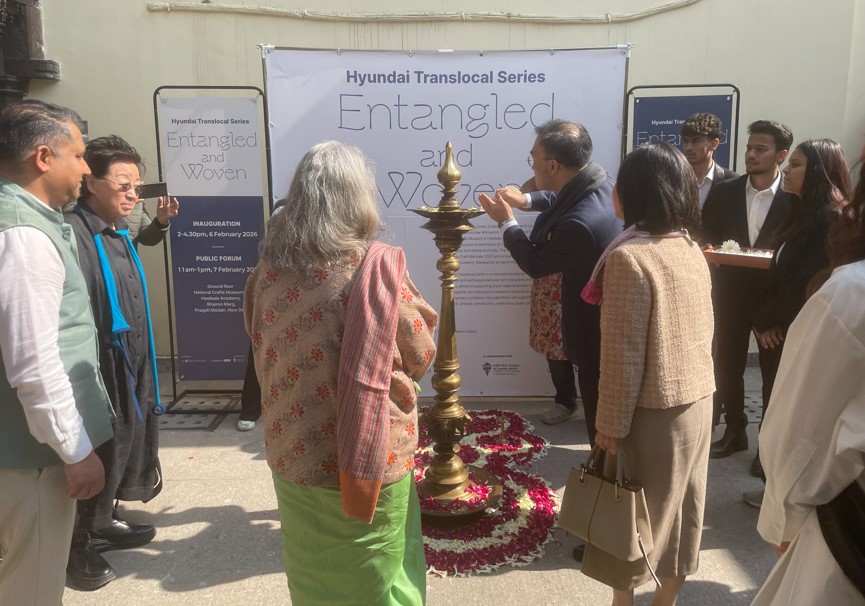 개막식 디야 세레모니에 불을 붙이는 이성호 대사