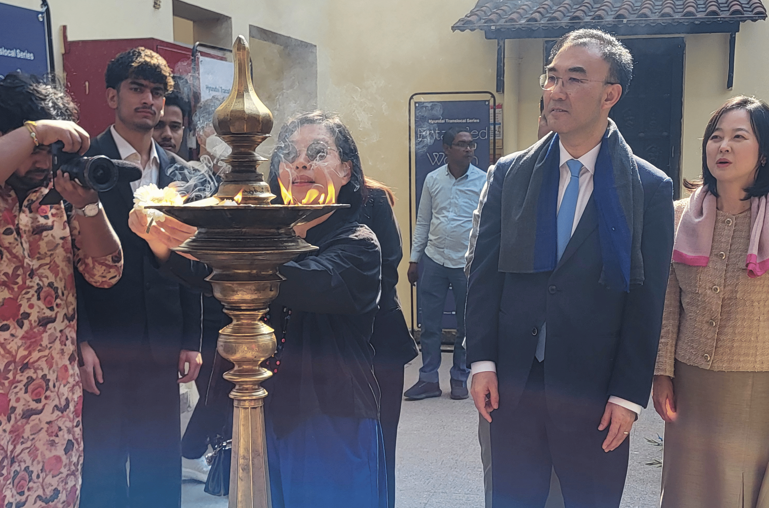 개막식 디야 세레모니에 불을 붙이는 청주비엔날레 강재영 감독